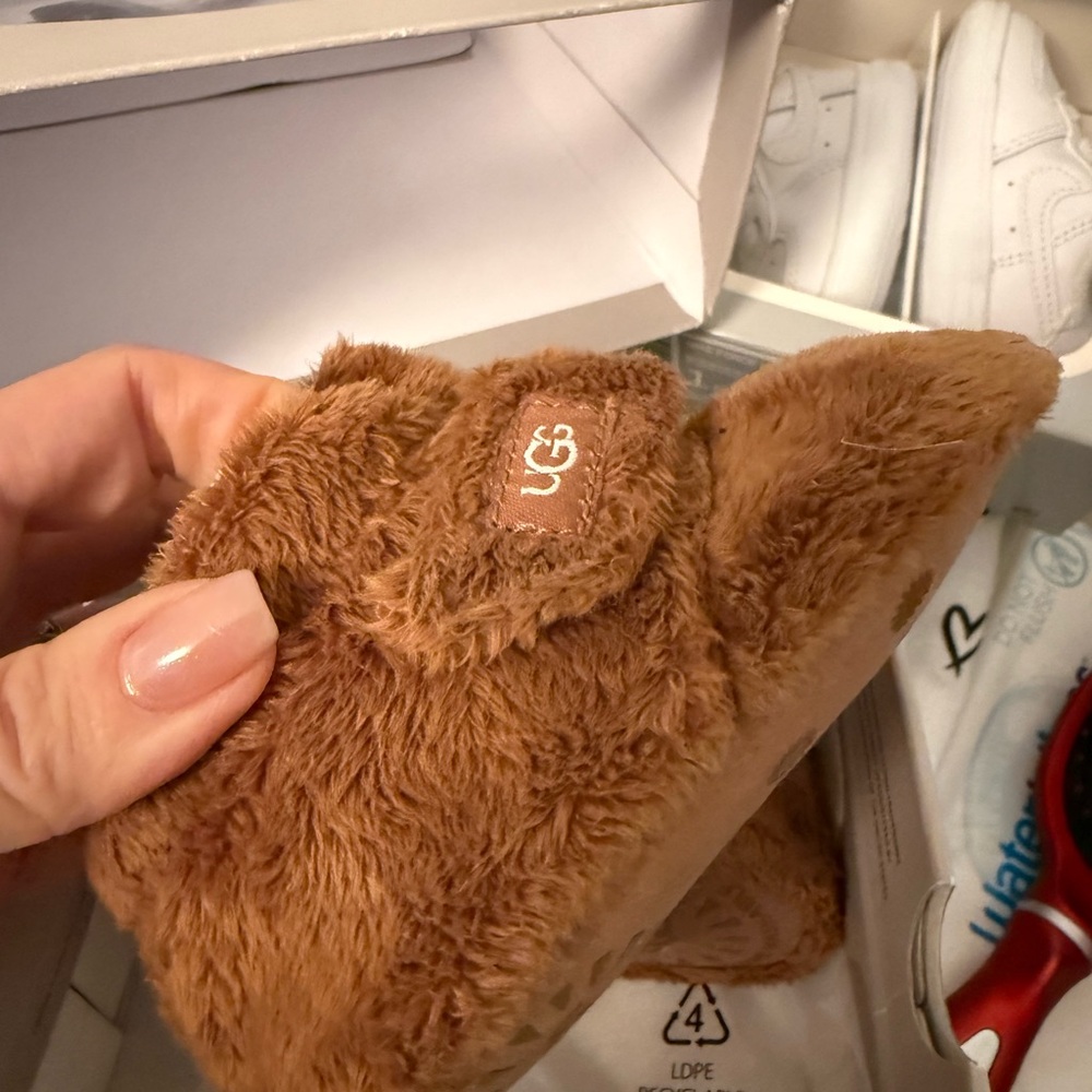 BRAND NEW. BABY UGGS. camel colour.size L - Picture 4 of 4